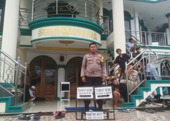 Polsek Pineleng kembali melaksanakan program Paja Somat (Polisi Pantau Gereja dan Sholat Jumat) pada Jumat, 13 Desember 2024. Kegiatan ini bertujuan untuk memberikan rasa aman dan nyaman bagi masyarakat yang menjalankan ibadah, baik di gereja maupun masjid.