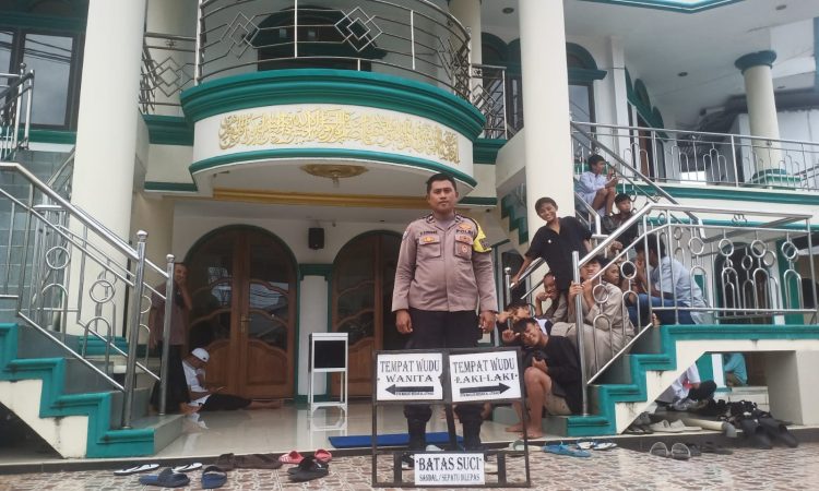 Polsek Pineleng kembali melaksanakan program Paja Somat (Polisi Pantau Gereja dan Sholat Jumat) pada Jumat, 13 Desember 2024. Kegiatan ini bertujuan untuk memberikan rasa aman dan nyaman bagi masyarakat yang menjalankan ibadah, baik di gereja maupun masjid.
