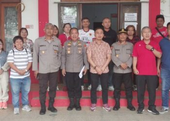 Kasat Binmas Polresta Manado bersama Kapolsek Tikala menggelar pertemuan dengan Forum Koordinasi Pimpinan Kecamatan (Forkopimcam) Wenang, Jumat (13/12/2024). Pertemuan yang berlangsung di aula kantor kecamatan ini bertujuan untuk mempererat sinergi antara aparat keamanan, pemerintah, dan masyarakat dalam menciptakan situasi yang kondusif di wilayah tersebut.