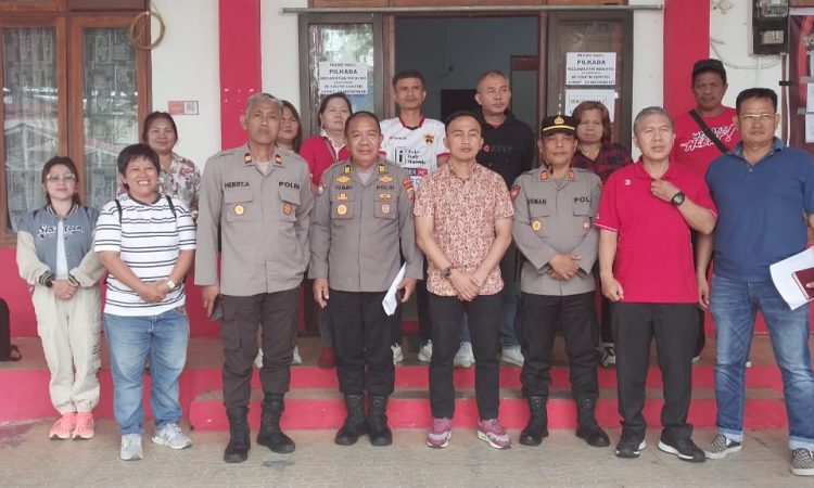 Kasat Binmas Polresta Manado bersama Kapolsek Tikala menggelar pertemuan dengan Forum Koordinasi Pimpinan Kecamatan (Forkopimcam) Wenang, Jumat (13/12/2024). Pertemuan yang berlangsung di aula kantor kecamatan ini bertujuan untuk mempererat sinergi antara aparat keamanan, pemerintah, dan masyarakat dalam menciptakan situasi yang kondusif di wilayah tersebut.