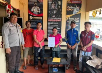 Polsek Wori kembali menunjukkan komitmennya dalam menciptakan suasana kondusif di wilayahnya. Melalui pendekatan problem solving, polisi berhasil memediasi dan menyelesaikan konflik antarwarga dengan cara damai, Sabtu (14/12/2024).