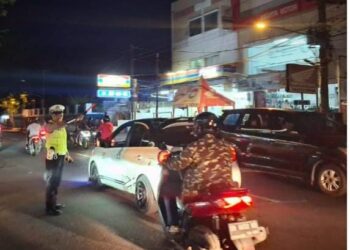Dalam rangka mendukung program Jamin Kamseltibcar Lantas (Jumat Simpatik Keamanan, Keselamatan, Ketertiban, dan Kelancaran Lalu Lintas), Satuan Lalu Lintas Polresta Manado mengerahkan personel di sejumlah titik rawan kemacetan di wilayah kota Manado, Jumat (13/12/2024).