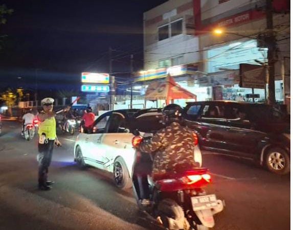 Dalam rangka mendukung program Jamin Kamseltibcar Lantas (Jumat Simpatik Keamanan, Keselamatan, Ketertiban, dan Kelancaran Lalu Lintas), Satuan Lalu Lintas Polresta Manado mengerahkan personel di sejumlah titik rawan kemacetan di wilayah kota Manado, Jumat (13/12/2024).