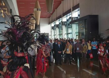 Polsek Mapanget melaksanakan pengamanan kegiatan Internasional Conference on Sustainable Coral Reefs Tahun 2024 yang berlangsung di Room Grand Kawanua Novotel, Kelurahan Kairagi Dua, Kecamatan Mapanget, Kota Manado. Acara ini dimulai pukul 13.00 WITA dengan tema “Science Conservation, Resilience and Development, Jumat (13/12/2024).
