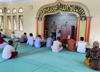 Polsek Wenang menggelar kegiatan Jumat Bacirita di Masjid Al-Mubarokah, Kelurahan Mahakeret Timur, Lingkungan I, Kecamatan Wenang, Kota Manado. Kegiatan ini dipimpin langsung oleh Kapolsek Wenang, AKP Rusman Mohammad Saleh, serta dihadiri oleh tokoh agama, tokoh masyarakat, dan sekitar 47 warga setempat, Jumat (13/12/2024).