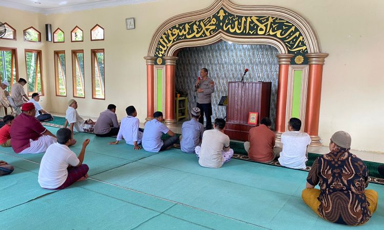 Polsek Wenang menggelar kegiatan Jumat Bacirita di Masjid Al-Mubarokah, Kelurahan Mahakeret Timur, Lingkungan I, Kecamatan Wenang, Kota Manado. Kegiatan ini dipimpin langsung oleh Kapolsek Wenang, AKP Rusman Mohammad Saleh, serta dihadiri oleh tokoh agama, tokoh masyarakat, dan sekitar 47 warga setempat, Jumat (13/12/2024).