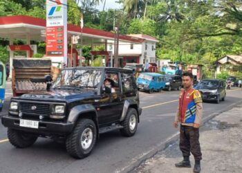 Bhabinkamtibmas Polsek Pineleng, Aiptu Ruben Buisang, memastikan situasi aman dan tertib di SPBU Warembungan pada Sabtu (tanggal lengkap jika ada). Pemantauan dilakukan setelah tangki BBM di SPBU tersebut selesai disuplai minyak, Sabtu (14/12/2024).