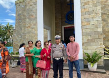 Polres Samosir meningkatkan pengamanan pada pelaksanaan ibadah Minggu di gereja-gereja di wilayah hukum mereka. Langkah ini dilakukan untuk memastikan keamanan dan kenyamanan umat yang diperkirakan meningkat jumlahnya menjelang Natal. Selain warga lokal, banyak pengunjung, wisatawan, dan perantau diprediksi akan memadati Kabupaten Samosir selama masa perayaan ini. (15/12/2024)