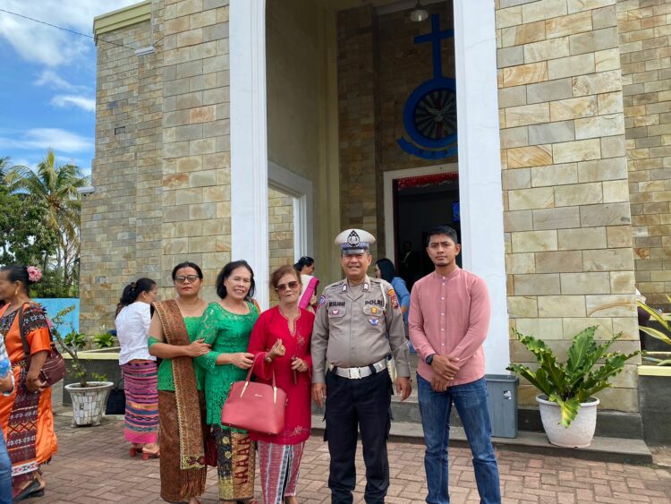 Polres Samosir meningkatkan pengamanan pada pelaksanaan ibadah Minggu di gereja-gereja di wilayah hukum mereka. Langkah ini dilakukan untuk memastikan keamanan dan kenyamanan umat yang diperkirakan meningkat jumlahnya menjelang Natal. Selain warga lokal, banyak pengunjung, wisatawan, dan perantau diprediksi akan memadati Kabupaten Samosir selama masa perayaan ini. (15/12/2024)