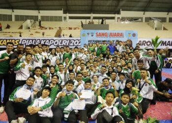 FOTO BERSAMA: Kontingen Institut Karate-Do Nasional (Inkanas) Sumatera Utara foto bersama usai menjuarai berbagai kelas pada Kejuaraan Nasional (Kejurnas) Inkanas 2024 yang digelar di GOR Ken Arok, Malang, Jawa Timur, yang bertanding pada 14-15 Desember 2024. (Foto Dok/ Polda Sumut)