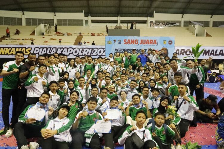 FOTO BERSAMA: Kontingen Institut Karate-Do Nasional (Inkanas) Sumatera Utara foto bersama usai menjuarai berbagai kelas pada Kejuaraan Nasional (Kejurnas) Inkanas 2024 yang digelar di GOR Ken Arok, Malang, Jawa Timur, yang bertanding pada 14-15 Desember 2024. (Foto Dok/ Polda Sumut)