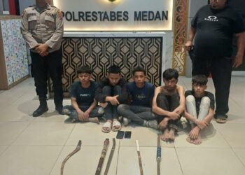 DITANGKAP: Lima pelaku tawuran berstatus pelajar ditangkap di Jalan Selambo, Medan, pada Senin (16/12/2024) dini hari sekira pukul 02.00 WIB. (Foto Dok/ Polda Sumut)
