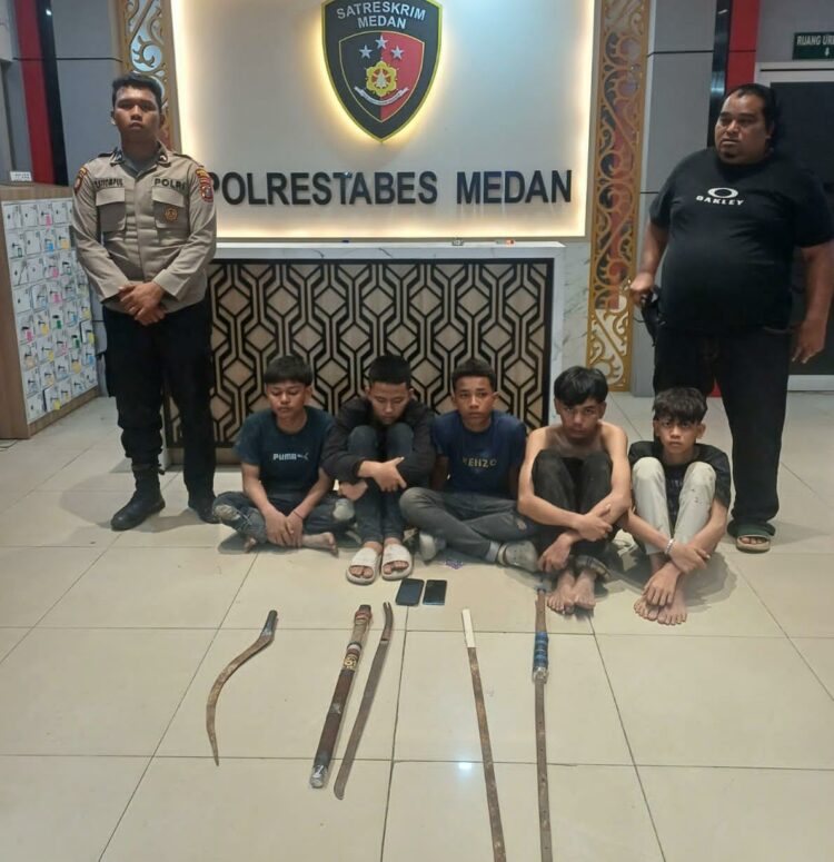 DITANGKAP: Lima pelaku tawuran berstatus pelajar ditangkap di Jalan Selambo, Medan, pada Senin (16/12/2024) dini hari sekira pukul 02.00 WIB. (Foto Dok/ Polda Sumut)