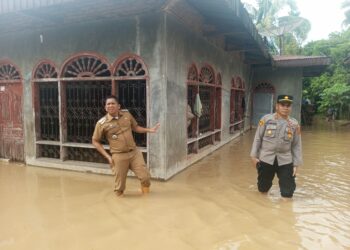 Kapolsek Blang Mangat, AKP Saprudin, SH, MH, bersama Camat Blang Mangat, Safriadi, S.STP, MSM, melakukan patroli ke lokasi banjir di Kemukiman Teungoh, Kecamatan Blang Mangat, Kota Lhokseumawe, Senin (16/12/2024) pagi.