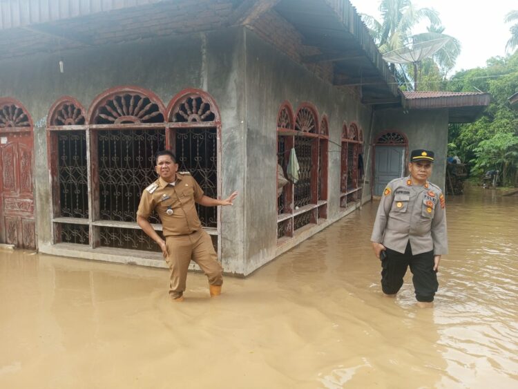 Kapolsek Blang Mangat, AKP Saprudin, SH, MH, bersama Camat Blang Mangat, Safriadi, S.STP, MSM, melakukan patroli ke lokasi banjir di Kemukiman Teungoh, Kecamatan Blang Mangat, Kota Lhokseumawe, Senin (16/12/2024) pagi.