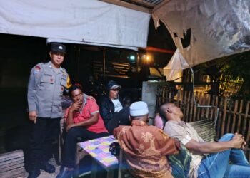 Personel Polsek Syamtalira Bayu, Polres Lhokseumawe, melaksanakan patroli dialogis untuk mencegah terjadinya gangguan keamanan dan ketertiban masyarakat (Guantibmas) di wilayah Kecamatan Syamtalira Bayu, senin (16/12/2024) malam.