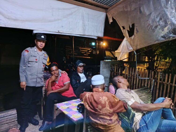 Personel Polsek Syamtalira Bayu, Polres Lhokseumawe, melaksanakan patroli dialogis untuk mencegah terjadinya gangguan keamanan dan ketertiban masyarakat (Guantibmas) di wilayah Kecamatan Syamtalira Bayu, senin (16/12/2024) malam.