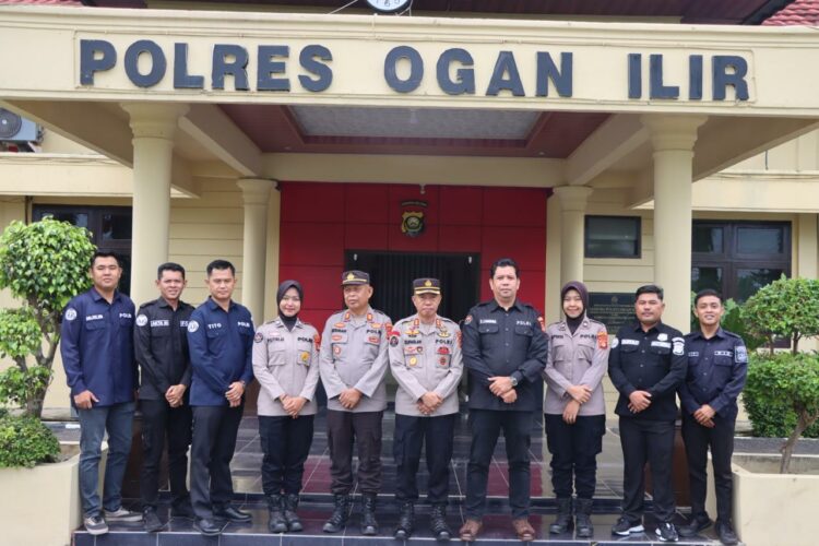 Bidhumas Polda Sumatera Selatan melaksanakan kegiatan supervisi dan asistensi di Polres Ogan Ilir. Kegiatan tersebut dipimpin langsung oleh AKBP Suparlan, S.H., M.H., bersama tim Bidhumas Polda Sumsel. Kegiatan ini bertujuan untuk memastikan kesiapan Polres Ogan Ilir dalam menjalankan tugas kehumasan terkait Pilkada Serentak 2024.