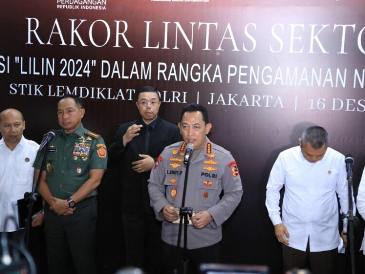 Kapolri Jenderal Polisi Drs. Listyo Sigit Prabowo memimpin rapat lintas sektoral persiapan pengamanan libur Natal dan tahun baru (Nataru). Dalam rapat tersebut hadir Menteri Perhubungan Dudy Purwagandhi, Panglima TNI Agus Subiyanto, Menteri Agama Nasaruddin Umar, Kakorlantas Polri Irjen Pol Aan Suhanan dan instansi terkait lainnya.
