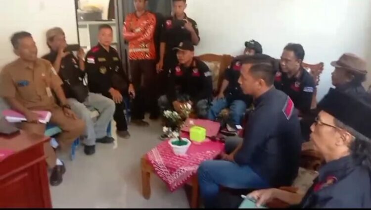 Pada hari senin 16/12/2024 Pemdes Karang jengkol dan LSM Harimau melakukan mediasi serta klarifikasi terkait persoalan yang sedang berkembang. Sekitar pukul 10:05 WIB, tim dari LSM Harimau yang terdiri dari 11 orang bertemu dengan Kepala Desa (Kades) Karangjengkol, Sutirah dan Badan Permusyawaratan Desa (BPD) setempat untuk mengklarifikasi kegiatan pengaspalan yang sedang berlangsung.