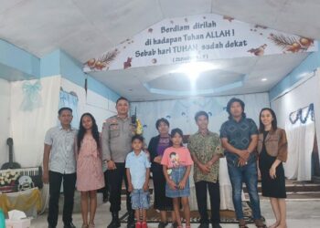 Polsek Tuminting kembali menunjukkan komitmennya dalam membangun kedekatan dengan masyarakat melalui kegiatan Minggu Kasih. Bertempat di Jemaat Gereja GPdi KIBOTOS, Kelurahan Tuminting Lingkungan V, Kecamatan Tuminting, Kota Manado, kegiatan ini berlangsung pada Minggu pagi, pukul 07.30 hingga 09.00 WITA, Minggu (15/12/2024).