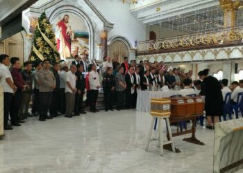 Bripka Timmi Kalalo, Bhabinkamtibmas Polsek Wanea, kembali menunjukkan komitmennya dalam menjaga keamanan dan kerukunan di wilayahnya. Pada Jumat (tanggal kegiatan), Bripka Timmi melaksanakan giat Paja Somat (Polisi Jaga Gereja dan Sholat Jumat) di Kelurahan Karombasan Utara, Lingkungan IV, tepatnya di Gereja GMIM Syaloom Karombasan, Minggu (15/12/2024).