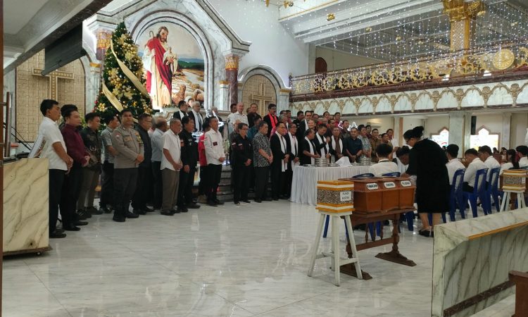 Bripka Timmi Kalalo, Bhabinkamtibmas Polsek Wanea, kembali menunjukkan komitmennya dalam menjaga keamanan dan kerukunan di wilayahnya. Pada Jumat (tanggal kegiatan), Bripka Timmi melaksanakan giat Paja Somat (Polisi Jaga Gereja dan Sholat Jumat) di Kelurahan Karombasan Utara, Lingkungan IV, tepatnya di Gereja GMIM Syaloom Karombasan, Minggu (15/12/2024).