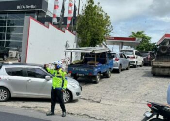 Satuan Lalu Lintas (Sat Lantas) Polresta Manado menerapkan langkah proaktif dengan menggelar personel di sejumlah Stasiun Pengisian Bahan Bakar Umum (SPBU) yang berada di wilayah hukumnya, Senin (16/12/2024).