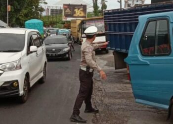 Satuan Lalu Lintas (Sat Lantas) Polresta Manado melakukan pengaturan lalu lintas secara intensif di sejumlah titik rawan kemacetan di kota Manado. Kegiatan ini bertujuan untuk memastikan kelancaran arus lalu lintas, terutama pada jam-jam sibuk pagi dan sore hari.