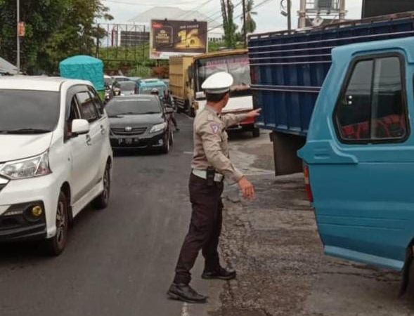 Satuan Lalu Lintas (Sat Lantas) Polresta Manado melakukan pengaturan lalu lintas secara intensif di sejumlah titik rawan kemacetan di kota Manado. Kegiatan ini bertujuan untuk memastikan kelancaran arus lalu lintas, terutama pada jam-jam sibuk pagi dan sore hari.