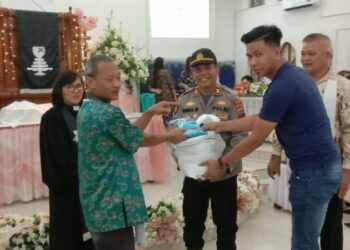 Polsek Wenang kembali melaksanakan kegiatan Minggu Kasih sebagai bagian dari upaya mendekatkan diri dengan masyarakat dan memperkuat sinergi dalam menjaga keamanan dan ketertiban masyarakat (Kamtibmas). Bertempat di Gereja GMIM Getsemani Teling Bawah, Kecamatan Wenang, kegiatan ini dipimpin langsung oleh Kapolsek Wenang AKP Rusman Mohammad Saleh dan dihadiri oleh tokoh masyarakat, tokoh agama, serta sekitar 50 warga jemaat, Minggu (15/12/2024).