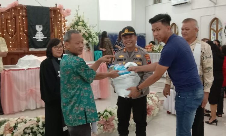 Polsek Wenang kembali melaksanakan kegiatan Minggu Kasih sebagai bagian dari upaya mendekatkan diri dengan masyarakat dan memperkuat sinergi dalam menjaga keamanan dan ketertiban masyarakat (Kamtibmas). Bertempat di Gereja GMIM Getsemani Teling Bawah, Kecamatan Wenang, kegiatan ini dipimpin langsung oleh Kapolsek Wenang AKP Rusman Mohammad Saleh dan dihadiri oleh tokoh masyarakat, tokoh agama, serta sekitar 50 warga jemaat, Minggu (15/12/2024).