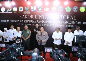 Kapolri Jenderal Polisi Drs. Listyo Sigit Prabowo memimpin rapat lintas sektoral persiapan pengamanan libur Natal dan tahun baru (Nataru). Dalam rapat tersebut hadir Menteri Perhubungan Dudy Purwagandhi, Panglima TNI Agus Subiyanto, Menteri Agama Nasaruddin Umar, Kakorlantas Polri Irjen Pol Aan Suhanan dan instansi terkait lainnya.