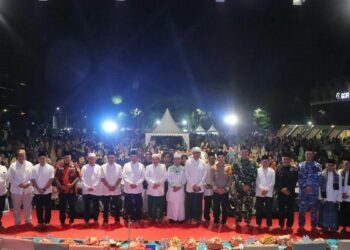 Polresta Samarinda menggelar acara silaturahmi kebangsaan bersama masyarakat Kota Samarinda. Acara ini berlangsung di halaman GOR Stadion Segiri, Jalan Kesuma Bangsa, pada Jumat malam (13/12/24). Kegiatan tersebut bertujuan untuk mempererat kebersamaan masyarakat pasca-Pilkada Serentak 2024 agar tetap aman, damai, dan tertib.