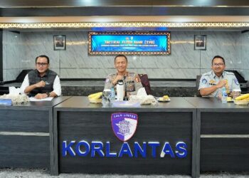 Korps Lalu Lintas (Korlantas) Polri menggelar Tactical Floor Game (TFG) untuk memastikan kesiapan pelaksanaan Operasi Lilin 2024. Kegiatan ini dipimpin langsung oleh Kakorlantas Polri Irjen Pol. Aan Suhanan berlangsung di Aula Madellu Korlantas pada Sabtu (14/12/2024).