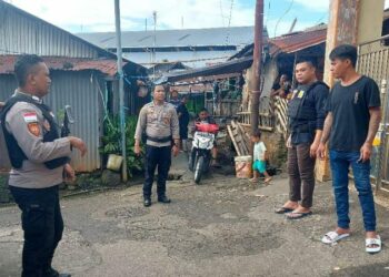 Polsek Singkil bergerak cepat menindaklanjuti laporan yang viral di media sosial terkait seorang pria membawa senjata tajam (sajam) yang meresahkan warga di Kelurahan Singkil Satu, Lorong K.U.A., Kecamatan Singkil. Postingan tersebut diunggah oleh akun Facebook bernama Makdalena Chilia Tamara melalui grup SULUT VIRAL.