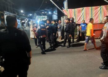 Polsek Singkil berhasil mengamankan Tempat Kejadian Perkara (TKP) peristiwa penganiayaan menggunakan senjata tajam yang terjadi di Kelurahan Wawonasa Lingkungan V, Kecamatan Singkil, Kota Manado. Insiden tersebut terjadi pada Senin malam sekitar pukul 20.00 Wita, Senin (16/12/2024).