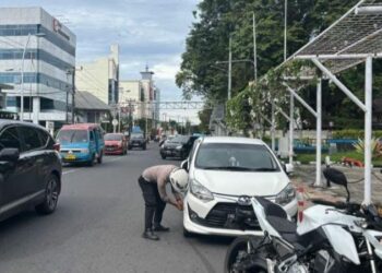 Satuan Lalu Lintas (Satlantas) Polresta Manado menggelar operasi penertiban kendaraan yang parkir sembarangan, Selasa (17/12/2024). Operasi ini dilakukan di sejumlah titik rawan pelanggaran parkir, seperti ruas jalan utama dan kawasan padat aktivitas warga.