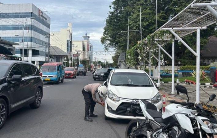 Satuan Lalu Lintas (Satlantas) Polresta Manado menggelar operasi penertiban kendaraan yang parkir sembarangan, Selasa (17/12/2024). Operasi ini dilakukan di sejumlah titik rawan pelanggaran parkir, seperti ruas jalan utama dan kawasan padat aktivitas warga.