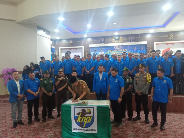 Penjabat (Pj) Bupati Nagan Raya, Dr. Iskandar, AP menghadiri pelantikan Dewan Pengurus Daerah (DPD) Komite Nasional Pemuda Indonesia (KNPI) Kabupaten Nagan Raya periode 2024-2027 di Anjungan Pendopo Bupati, Kompleks Perkantoran Suka Makmue, Selasa (17/12/2024)