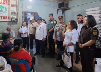 Polres Samosir bersama Forkopimda Kabupaten Samosir melaksanakan monitoring harga dan ketersediaan sembako di Pasar Utama Kabupaten Samosir Onan Baru Desa Pardomuan I Kecamatan Pangururan.