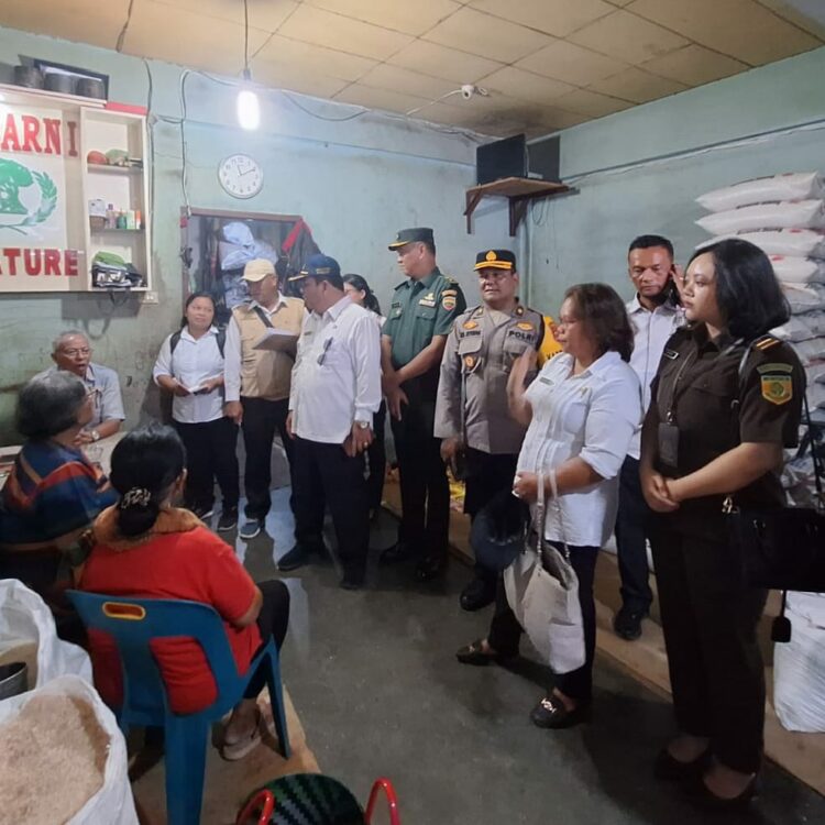 Polres Samosir bersama Forkopimda Kabupaten Samosir melaksanakan monitoring harga dan ketersediaan sembako di Pasar Utama Kabupaten Samosir Onan Baru Desa Pardomuan I Kecamatan Pangururan.