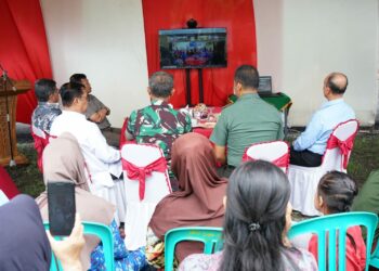 Kepala Staf Komando Distrik Militer (Kasdim) 0402/OKI, Mayor CKE Jauhari, menghadiri video conference (vicon) yang diselenggarakan dalam rangka peresmian program renovasi rumah tidak layak huni (RTLH) dan pembangunan fasilitas mandi, cuci, kakus (MCK) melalui Program Basemah.