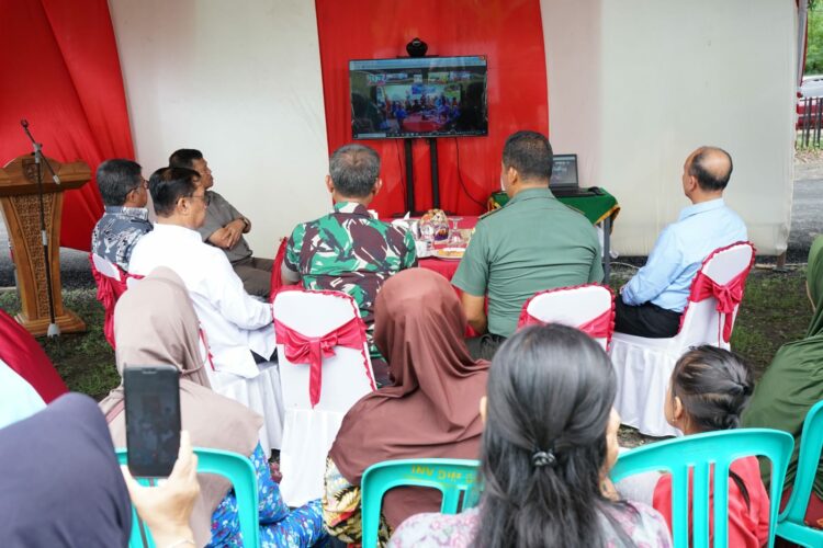 Kepala Staf Komando Distrik Militer (Kasdim) 0402/OKI, Mayor CKE Jauhari, menghadiri video conference (vicon) yang diselenggarakan dalam rangka peresmian program renovasi rumah tidak layak huni (RTLH) dan pembangunan fasilitas mandi, cuci, kakus (MCK) melalui Program Basemah.