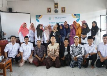 SMK Darul Abror Bukateja menggelar In House Training (IHT) Public Speaking, diikuti puluhan guru, karyawan dan pengurus yayasan. Kegiatan dilaksanakan di aula lantai 2 sekolah tersebut yang berada di Jalan Warudoyong Bukateja, Kecamatan Bukateja, Kabupaten Purbalingga, Rabu (18/12/2024).
