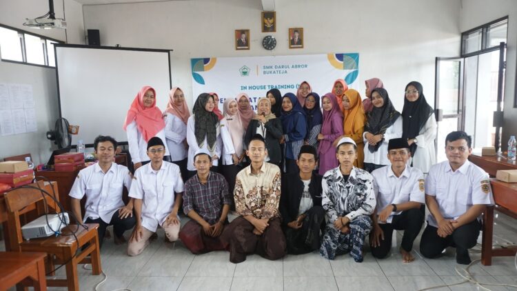 SMK Darul Abror Bukateja menggelar In House Training (IHT) Public Speaking, diikuti puluhan guru, karyawan dan pengurus yayasan. Kegiatan dilaksanakan di aula lantai 2 sekolah tersebut yang berada di Jalan Warudoyong Bukateja, Kecamatan Bukateja, Kabupaten Purbalingga, Rabu (18/12/2024).