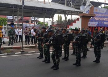 Personel Polresta Manado bersama Polsek Tikala melaksanakan pengamanan di lokasi dan jalur yang akan dilalui oleh peserta kegiatan Hari Juang Infanteri ke-76. Acara yang dipimpin langsung oleh Danrem 131 ini resmi dimulai dengan pelepasan peserta di titik awal kegiatan, Selasa (17/12/2024).