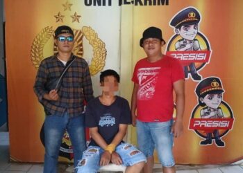 Tim Resmob Polsek Malalayang berhasil menangkap PMA (20), pelaku penganiayaan menggunakan senjata tajam (sajam) terhadap korban bernama Miracle Farel Rumais (20) di Kelurahan Malalayang Satu, Kecamatan Malalayang, Kota Manado. Insiden ini terjadi pada Senin, 16 Desember 2024, sekitar pukul 06.30 WITA di sebuah rumah kost di wilayah tersebut.