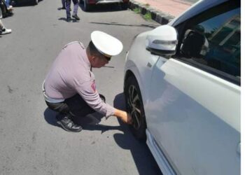 Personel Satuan Lalu Lintas (Sat Lantas) Polresta Manado bekerja sama dengan Dinas Perhubungan Kota Manado melaksanakan giat penertiban parkir sembarangan di sejumlah ruas jalan, Selasa (tanggal pelaksanaan). Kegiatan ini dilakukan sebagai upaya untuk mengurai kemacetan yang sering terjadi akibat parkir liar, Rabu (18/12/2024).