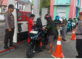 Polsek Pineleng, di bawah naungan Polresta Manado, melakukan patroli rutin untuk memastikan kelancaran dan keamanan distribusi Bahan Bakar Minyak (BBM) kepada warga di Stasiun Pengisian Bahan Bakar Umum (SPBU) di wilayahnya. Patroli ini bertujuan untuk mengawasi proses distribusi BBM agar tetap aman, tertib, dan menghindari potensi penimbunan atau antrian yang tidak wajar, Rabu (18/12/2024).
